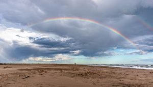 playa-serrallo-arco-iris